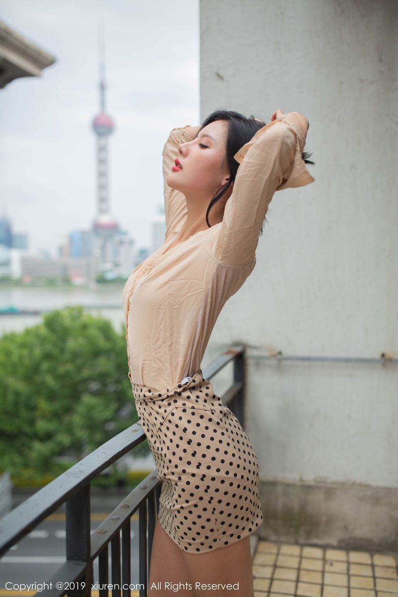 秀人网性感女神就是阿朱啊丝袜美腿上海阳台外拍系列写真