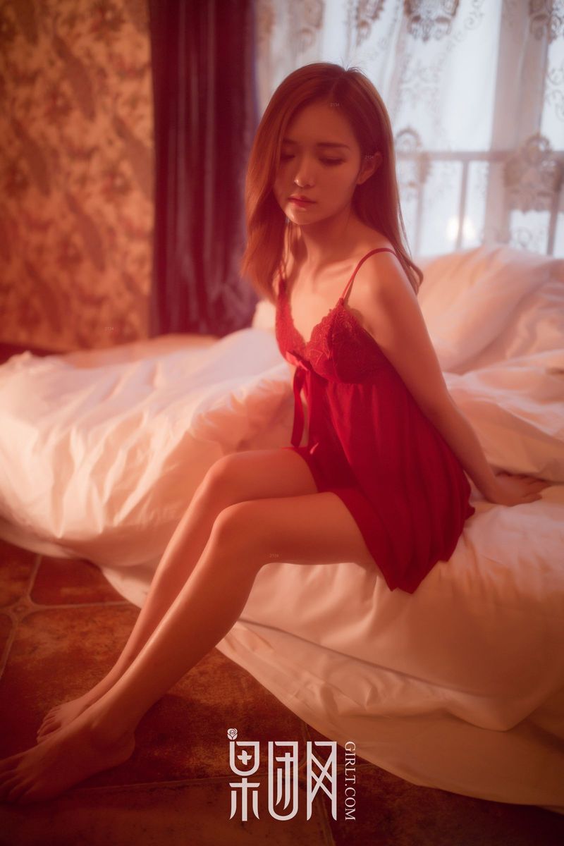 果团网美女模特尹意纯腥红吊裙修长美腿蕾丝内衣可人写真